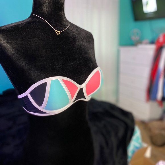 Bikini - Picture 2 of 5